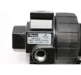 PRESSURE REGULATOR W/GAUGE 175 °F MAX OPER TEMP