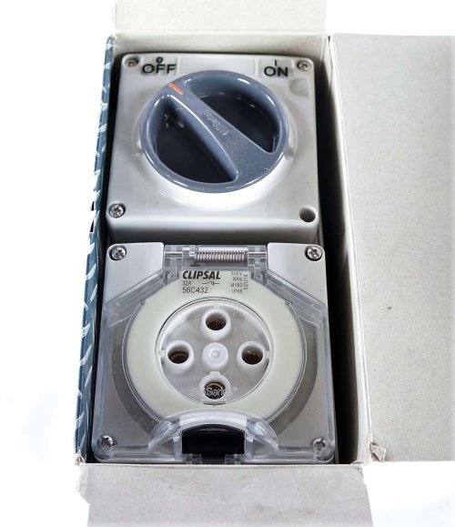 SCHNEIDER ELECTRIC SWITCHED POWER OUTLET 32A