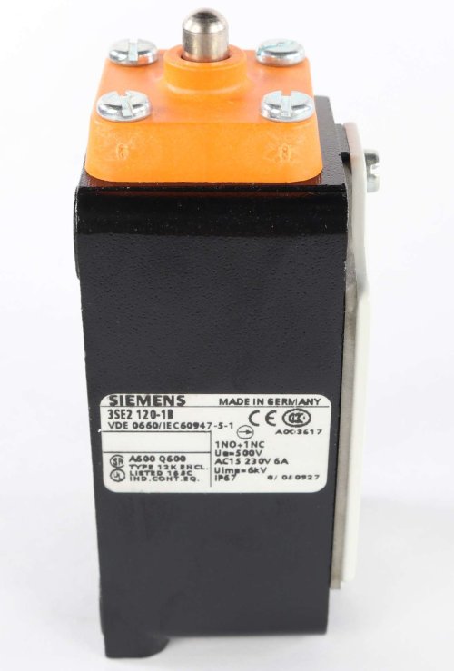 SIEMENS POS. SWITCH METAL ENCLOSED SNAP ACTION 1NO+1NC